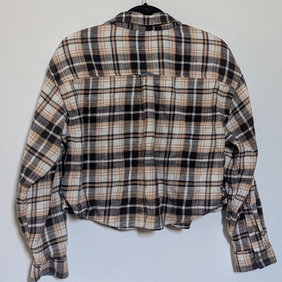 American Eagle Cozy Cabin Cropped Flannel - Picture 5 of 9
